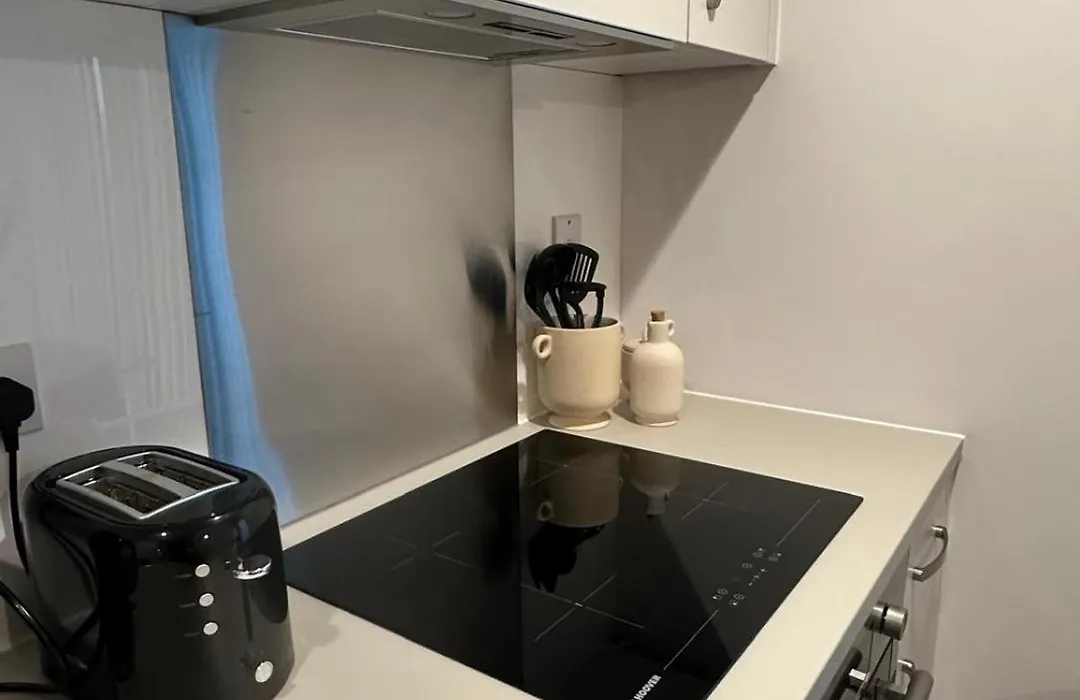 Modern Studio Retreat With Gym Access In Salford, Manchester-1